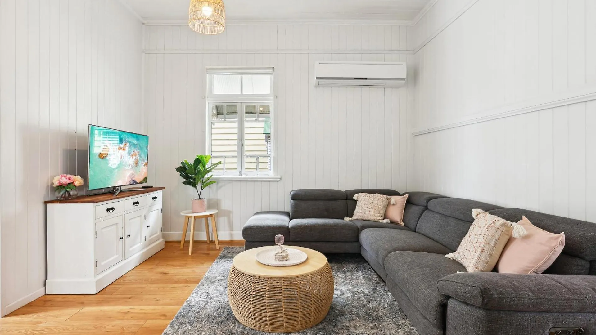 Gorgeous 3-Bed Family Home By Oxenham Park & Shops Brisbane